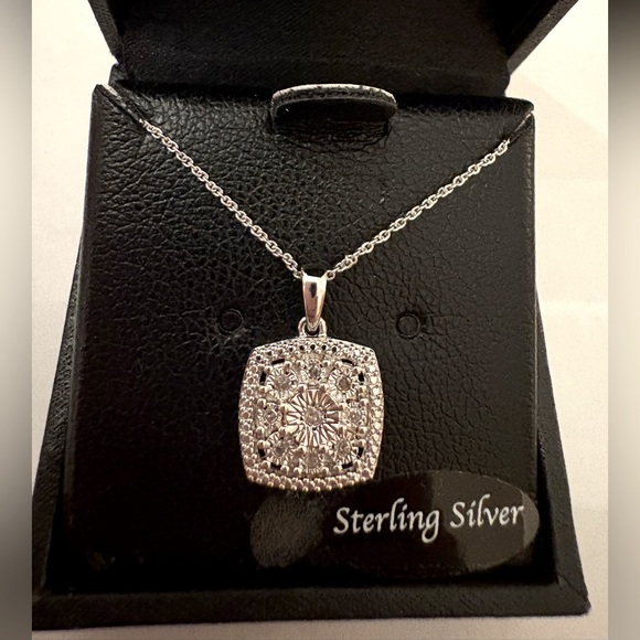 NWT Diamond Cluster Silver Pendant Necklace - Picture 5 of 6